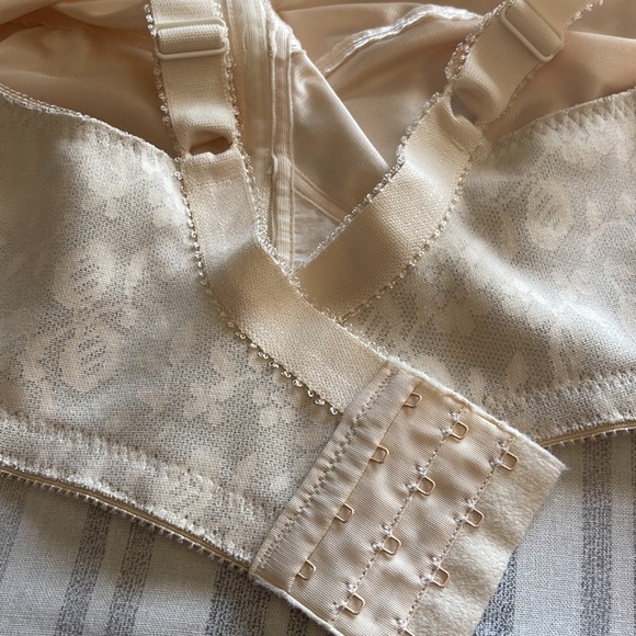 LIKE NEW PLAYTEX 18 Hr bra. Style #4693. Size 38DD. Ivory. EXCELLENT CONDITION - Picture 9 of 9